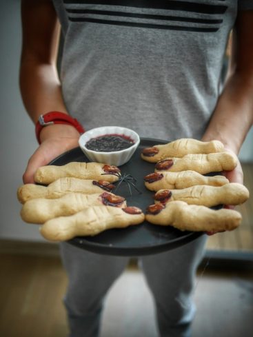 Biscuits doigts de sorcière pour Halloween, confiture et araignée