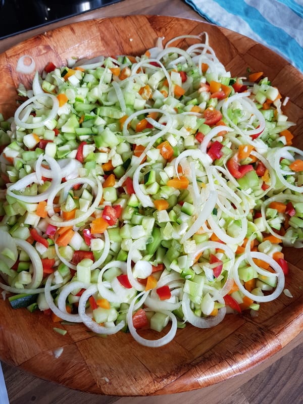 Salade de légumes d'été à l'aigre-douce
