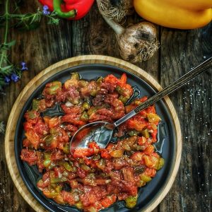 Piperade basquaise avec poivrons rouges et jaunes.