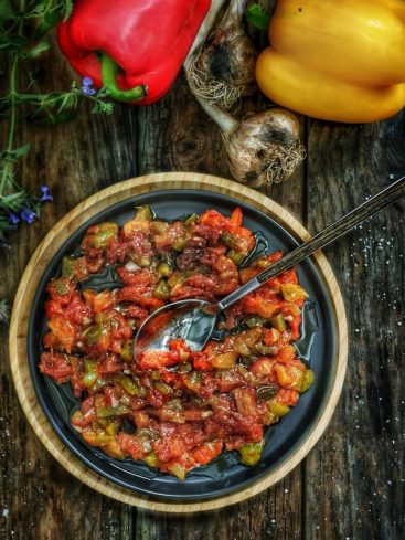 Piperade basquaise avec poivrons rouges et jaunes.