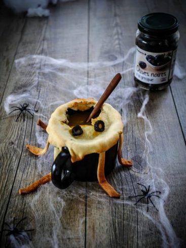 Soupe d'Halloween araignée, olives, pâte feuilletée, déco effrayante.