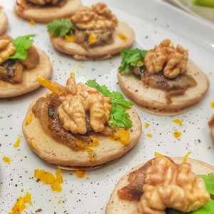 Canapés gourmands : noix, confit d'oignon, coriandre.
