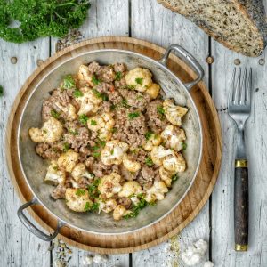 Plat de chou-fleur et viande hachée avec pain.
