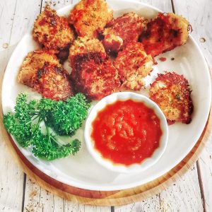Croquettes panées avec sauce tomate et persil