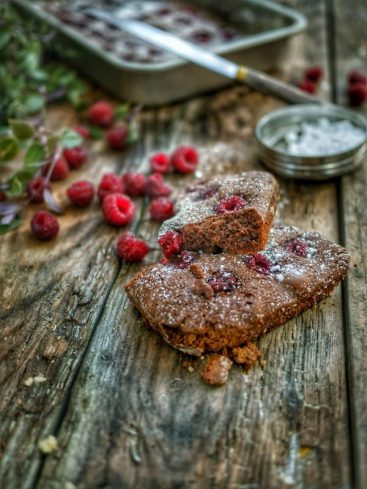Brownies aux framboises et sucre glace sur bois rustique
