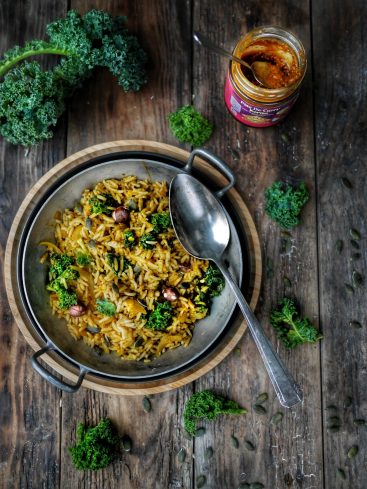 Plat de riz au curry, chou kale et graines.
