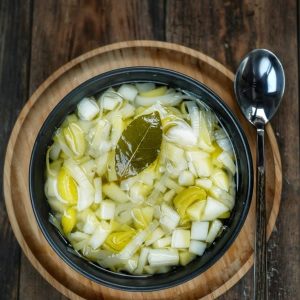 Soupe de poireaux maison dans un bol noir