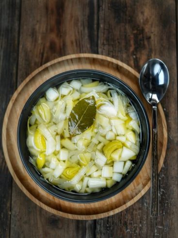 Soupe de poireaux maison dans un bol noir