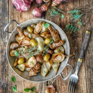 Sautée de topinambours, ail, olives, et herbes fraîches