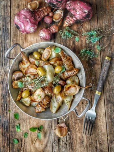 Sautée de topinambours, ail, olives, et herbes fraîches