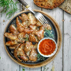 Plat de topinambours rôtis avec pain et sauce
