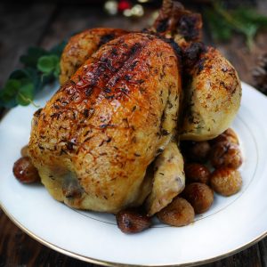 Poulet rôti avec des châtaignes, plat de fête.