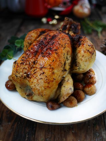Poulet rôti avec des châtaignes, plat de fête.
