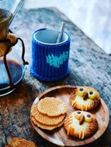 Café, gaufres et biscuits hibou sur table en bois.