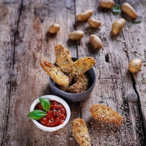 Nuggets de pommes de terre, sauce tomate, graines.