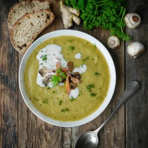 Assiette de soupe aux champignons, pain et persil.
