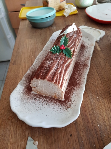 Bûche de Noël avec décoration de houx