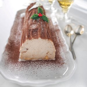 Bûche de Noël traditionnelle avec décorations festives.