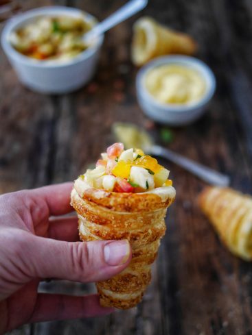 Cornet feuilleté garni de salade de fruits colorée