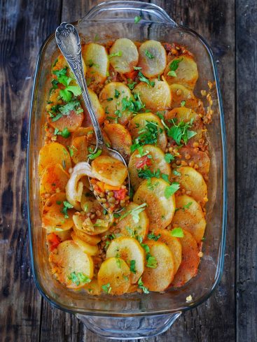Gratin de lentilles et pommes de terre, persil frais.