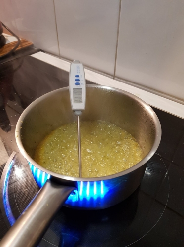 sirop de meringue italienne en ébullition avec thermometre