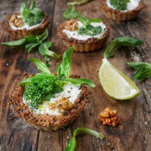 Tartelettes vegan garnies sur table en bois rustique.