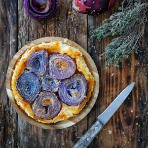 Tarte oignon rouge, thym et oignon entier