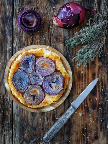 Tarte oignon rouge, thym et oignon entier