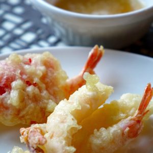 Tempura de crevettes avec sauce, plat japonais