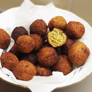 Bol de falafels faits maison sur du papier absorbant.