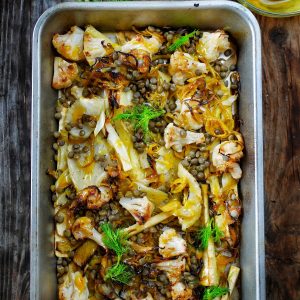 Plat de chou-fleur rôti aux lentilles et fenouil