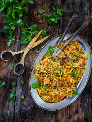Biryani de légumes sur plateau argenté, ciseaux et coriandre