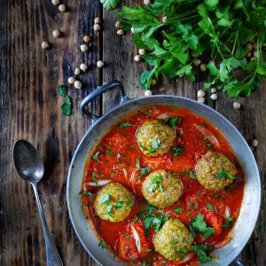 Plat de boulettes de pois chiches en sauce tomate.