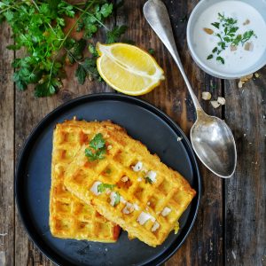 Gaufres salées, citron, sauce et persil sur bois