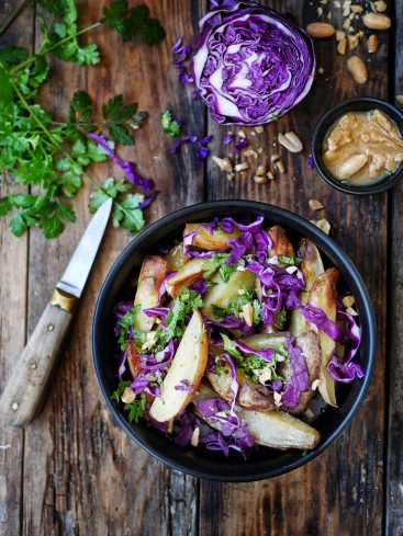 Salade de pommes de terre et chou rouge.
