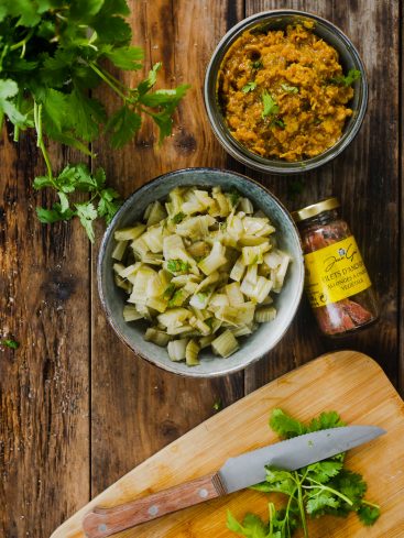 Préparation de fenouil, tapenade et anchois sur bois