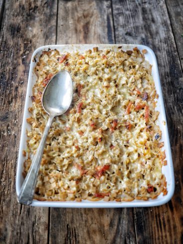 Plat de pâtes cuites au four avec du fromage