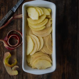 Préparation d'une tarte aux pommes, pommes tranchées.
