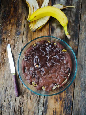 Gâteau au chocolat et banane sur table en bois