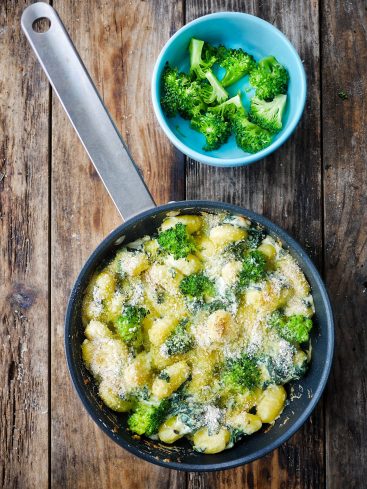 Gnocchis au brocoli gratinés, vue du dessus sur bois