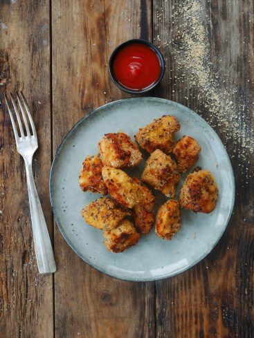 Nuggets de poulet croustillants avec ketchup sur table en bois