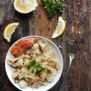 Orecchiette au saumon fumé, citron et persil.