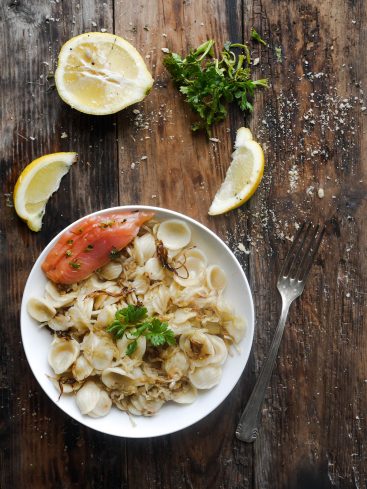 Orecchiette au saumon fumé, citron et persil.