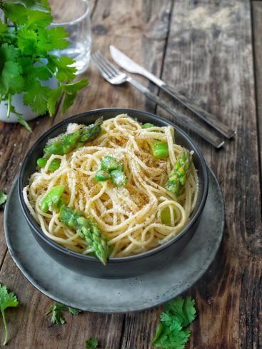 Assiette de spaghettis aux asperges et parmesan