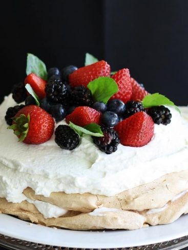 Pavlova aux fruits rouges, crème fouettée et meringue