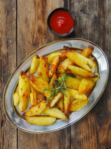 Pommes de terre rôties avec ketchup et romarin.