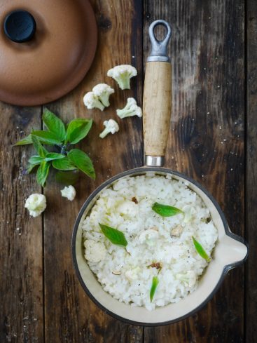 Riz au chou-fleur et basilic dans une cocotte