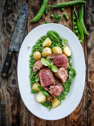 Plat de viande, pois, pommes de terre et basilic