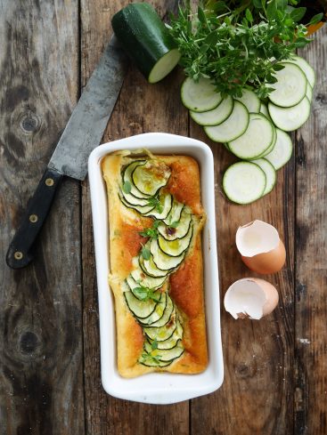 Tarte à la courgette, thym frais, sur bois