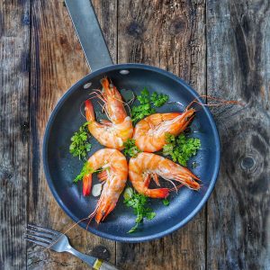 Crevettes grillées à l'ail et persil, vue du dessus.
